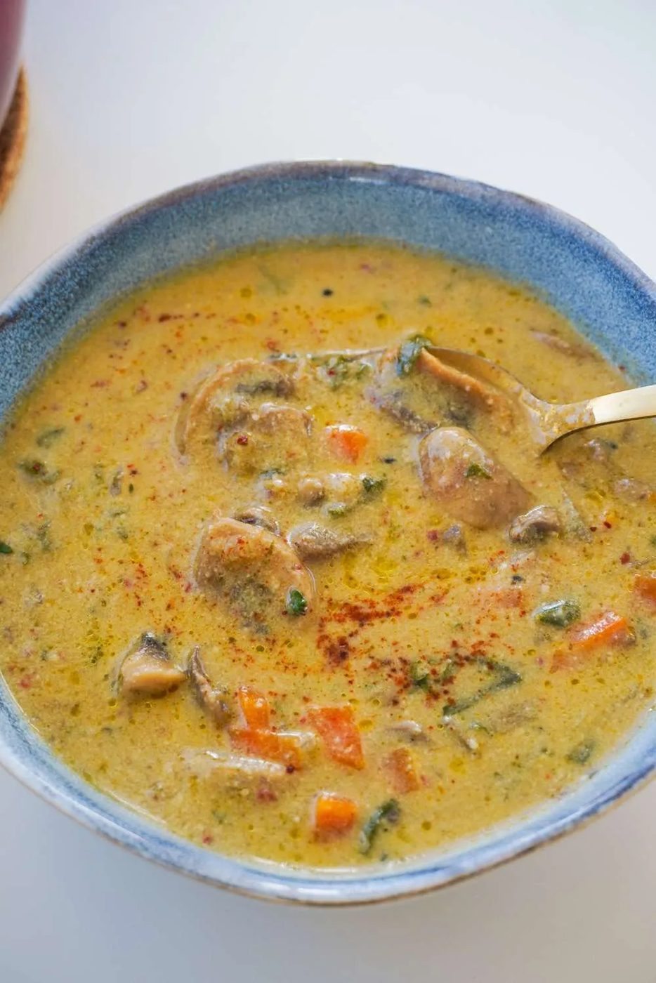 Using white button mushrooms, thyme and a few other simple ingredients, this tasty creamy simple mushroom soup is healthy, vegan…