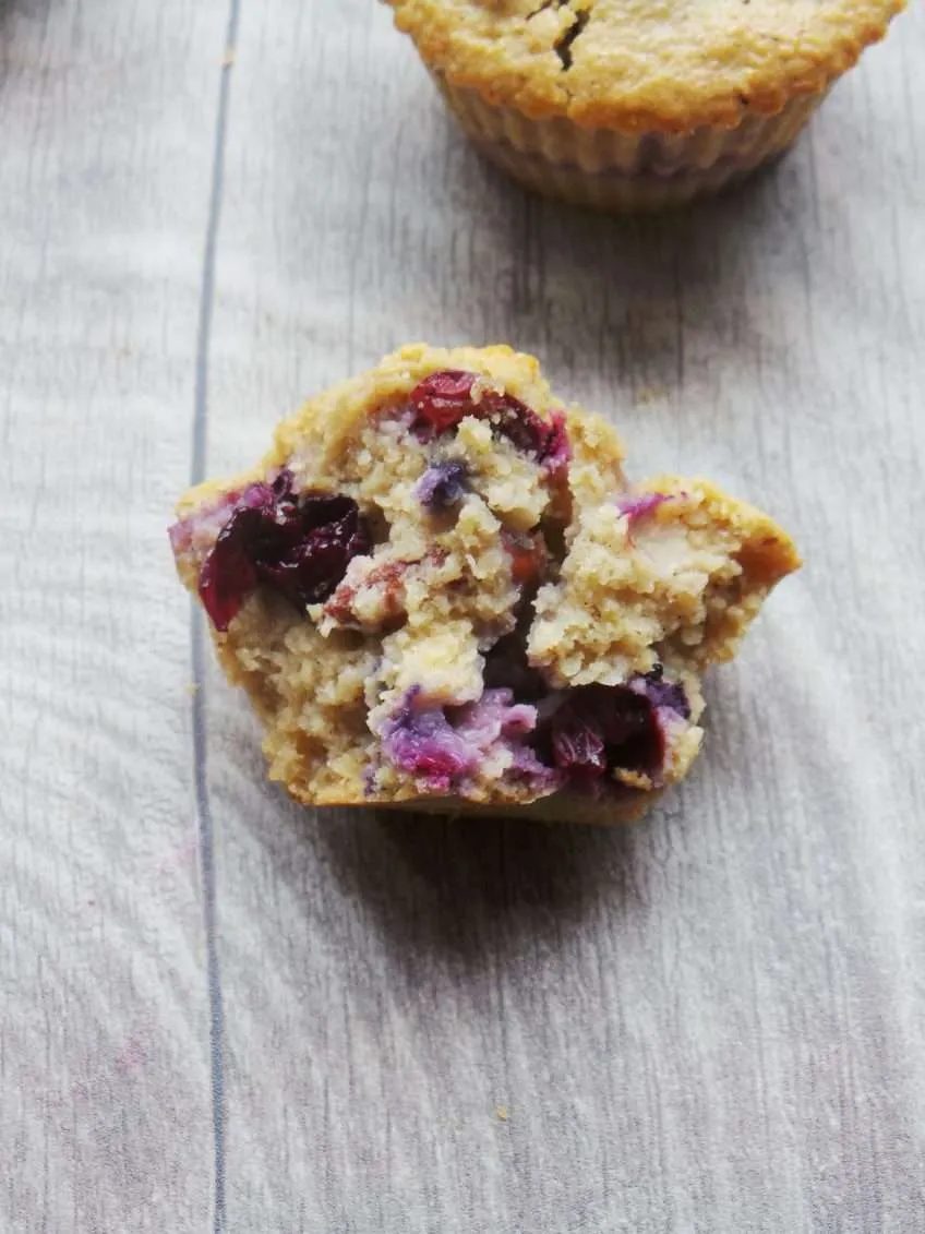 Healthy blueberry muffins for breakfast! These are flourless - instead we're using oats! This recipe is also refined sugar-free - solid for…