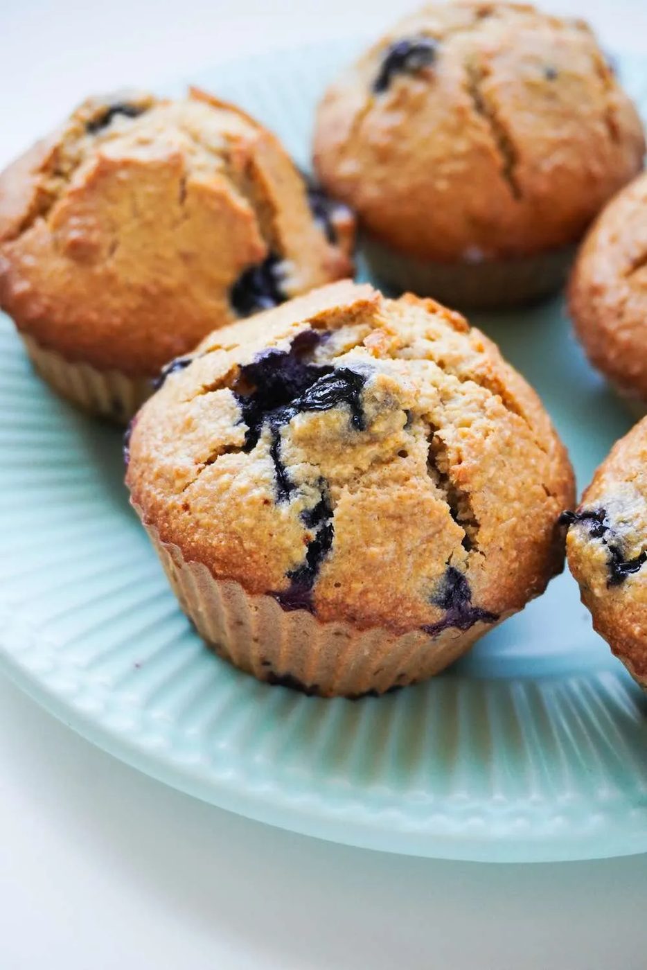 Flourless Oatmeal Blueberry Breakfast Muffins! These healthy blueberry muffin recipe is made with simple ingredient and is the solid snack…