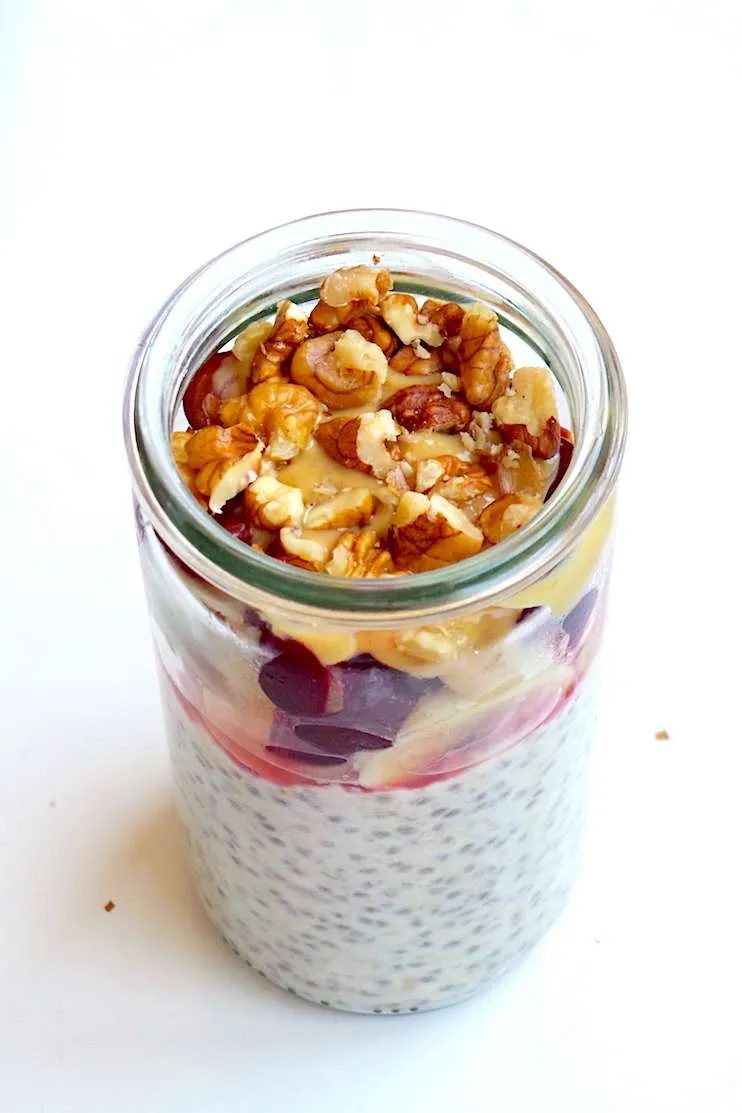 Healthy vegan breakfast recipe - solid to eat on the go - overnight oats with cherries, banana and nuts! It's fast, nutritious and tastes…