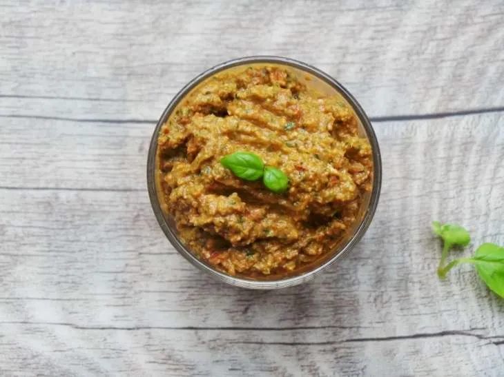 Red pesto gluten-free, paleo, simple