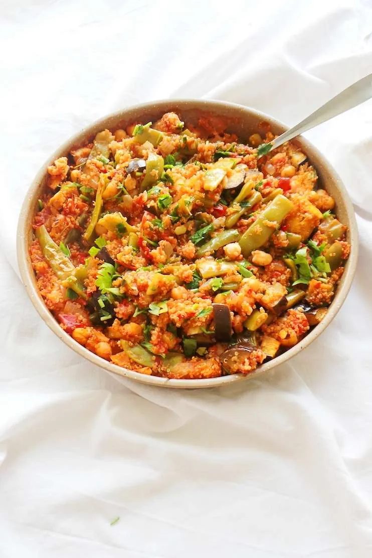 Simple quinoa dinner skillet - the solid healthy vegan meal prep recipe and it makes a lot! This plant-based dinner is gluten free, filling…