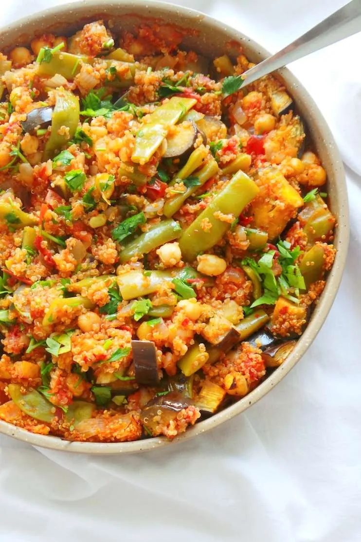 Simple quinoa dinner skillet - the solid healthy vegan meal prep recipe and it makes a lot! This plant-based dinner is gluten free, filling…