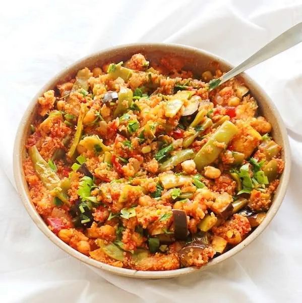 Simple quinoa dinner skillet - the solid healthy vegan meal prep recipe and it makes a lot! This plant-based dinner is gluten free, filling…