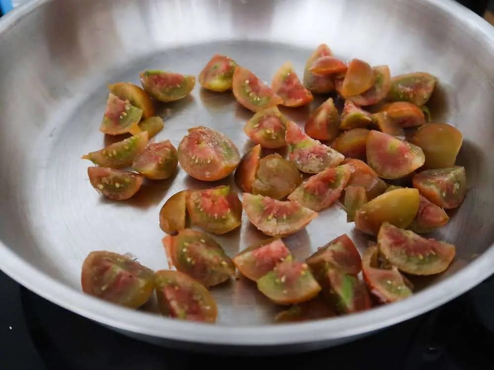 15-minute shrimp and zucchini in garlic tomato sauce