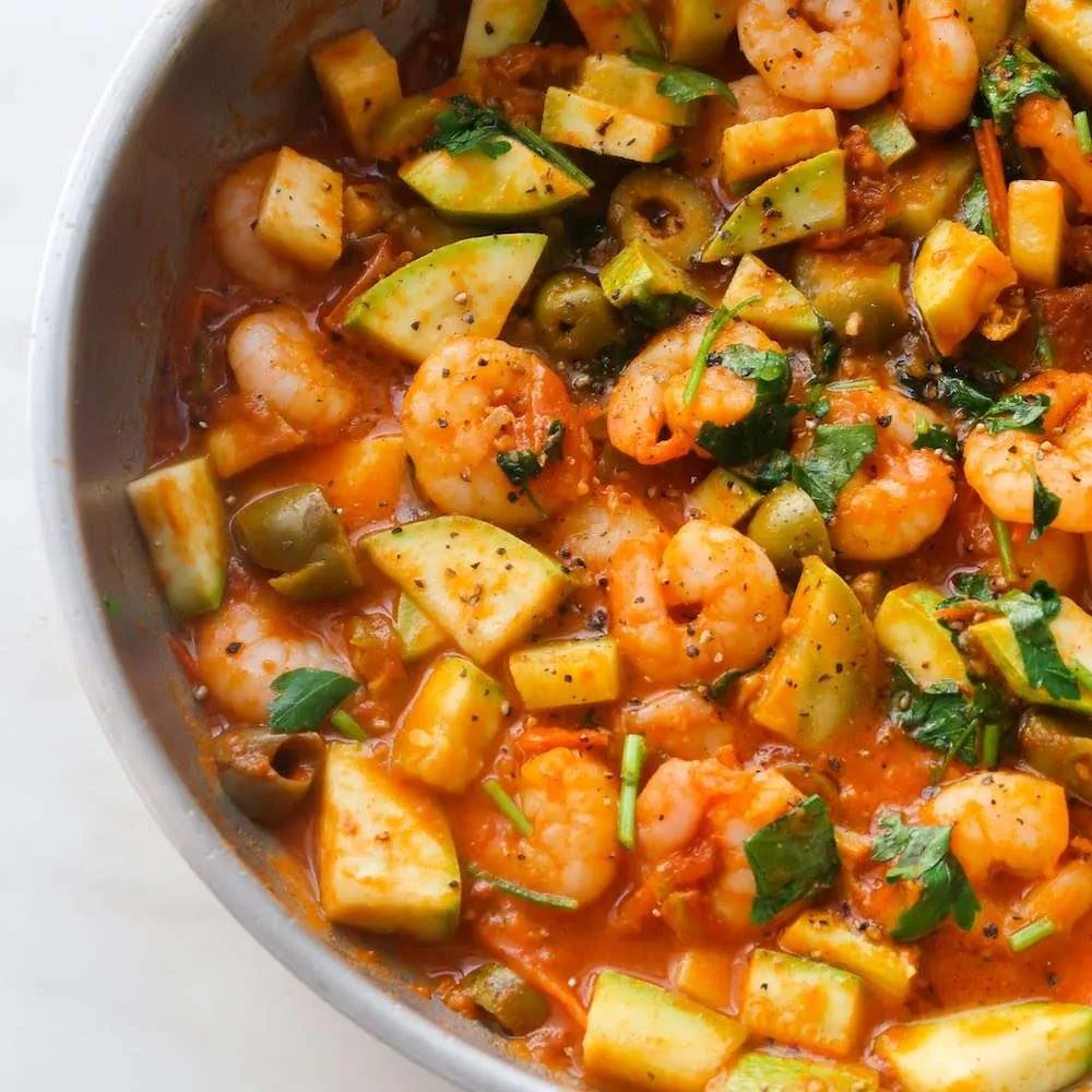 15-minute shrimp and zucchini in garlic tomato sauce