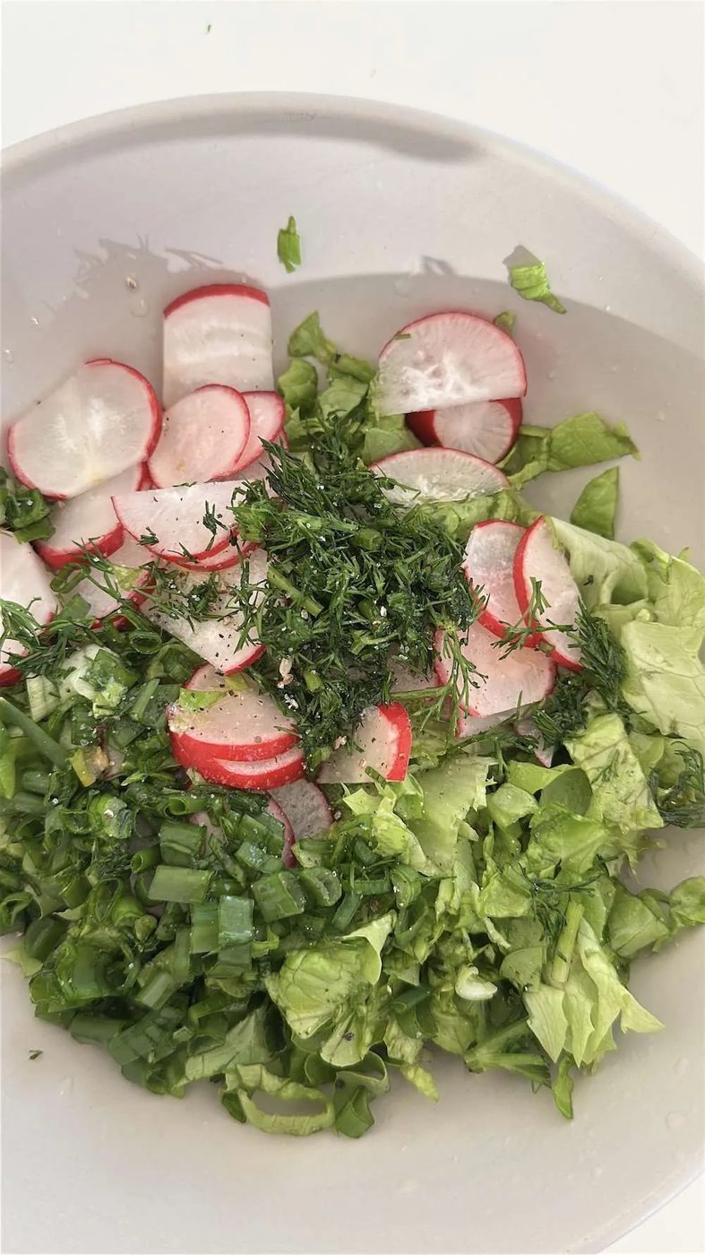 Lettuce salad with dill, simple