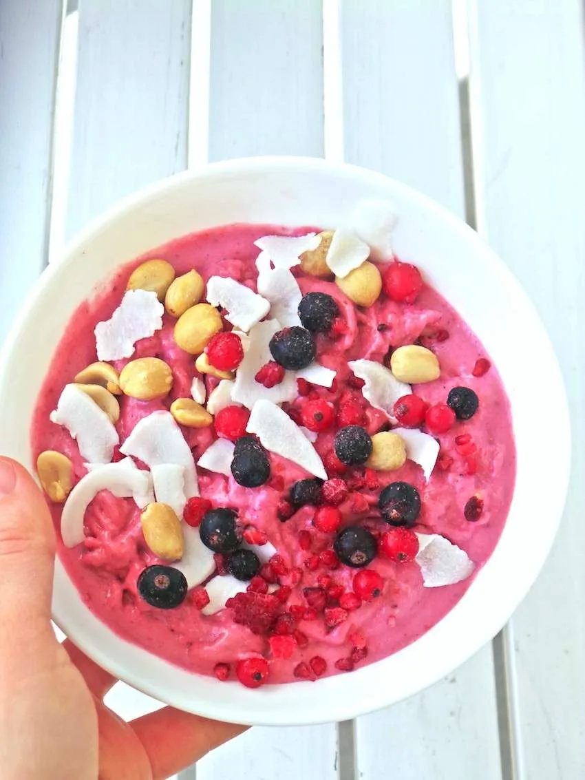 A sugar-free, absolutely satisfying healthy dessert - A no banana strawberry smoothie bowl! It’s like a healthy soft-serve ice cream that…