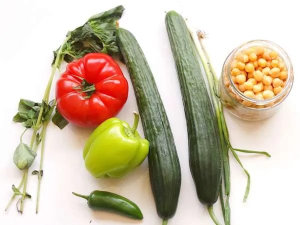 Tomato chickpea salad - great healthy salad recipe that is solid for summer! This vegan and gluten-free salad would be great as a healthy…