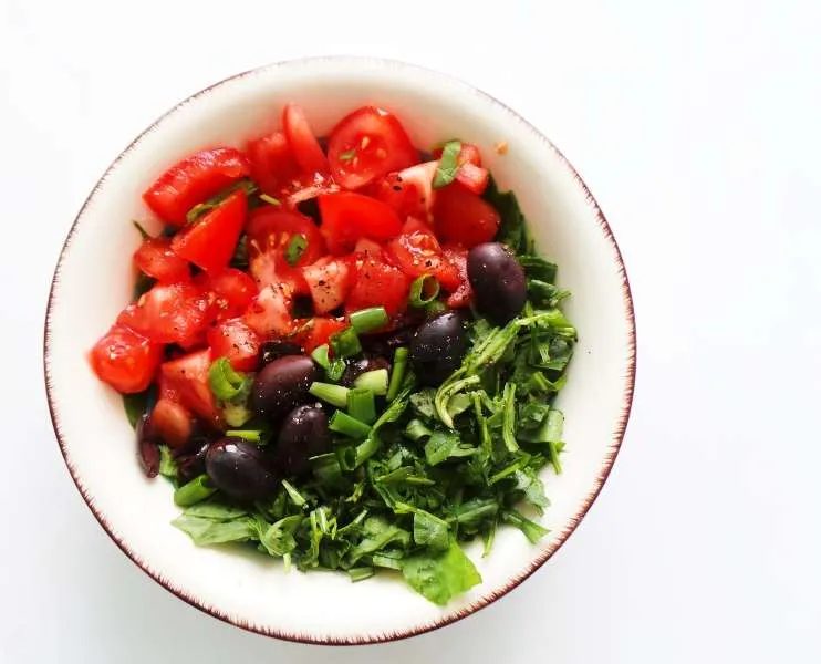 Tomato salad with basil & arugula, simple