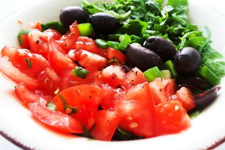 Tomato salad with basil & arugula, simple