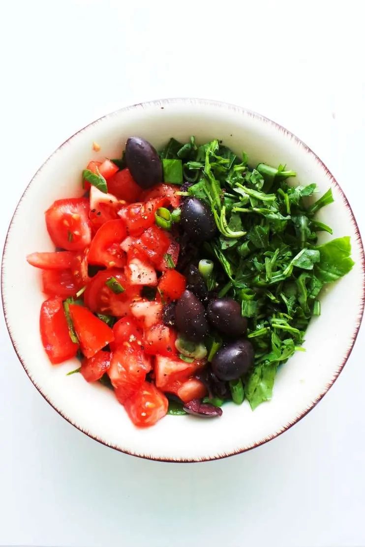 Simple tomato salad recipe! This healthy tomato recipe is satisfying, simple and refreshing. This simple healthy salad is a solid side dish…