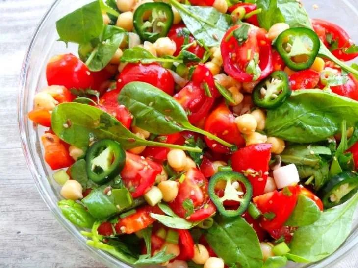 TOMATO, CHICKPEA AND SPINACH SALAD FOR HEALTHY SKIN