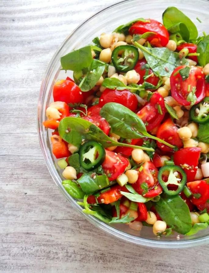 TOMATO, CHICKPEA AND SPINACH SALAD FOR HEALTHY SKIN