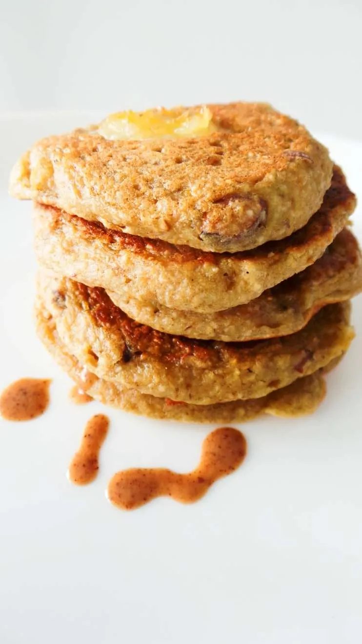 Vegan Banana Oatmeal Pancakes - flourless and refined sugar-free! These healthy pancakes are a fast and simple breakfast idea, a great way…