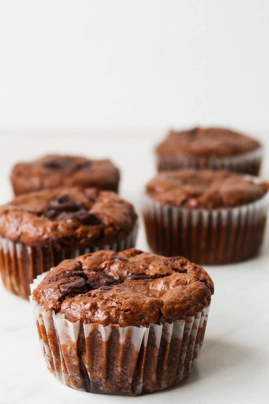 Learn how to make these satisfying vegan oatmeal muffins with this simple flourless vegan muffin recipe without banana using almond butter…