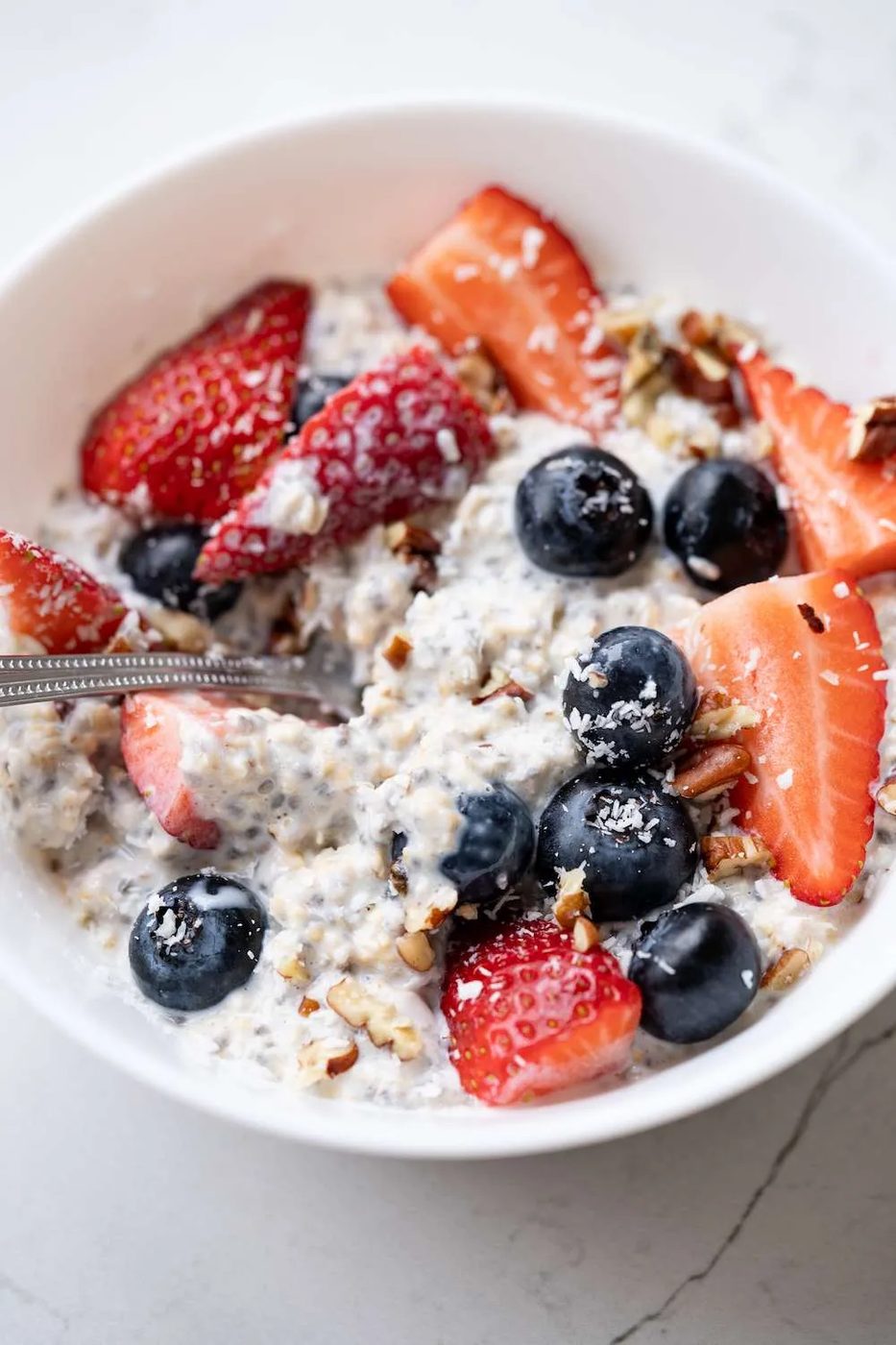 Overnight oats recipe - this is a healthy breakfast idea that is so simple it almost makes itself. It’s solid for clean eating, especially…