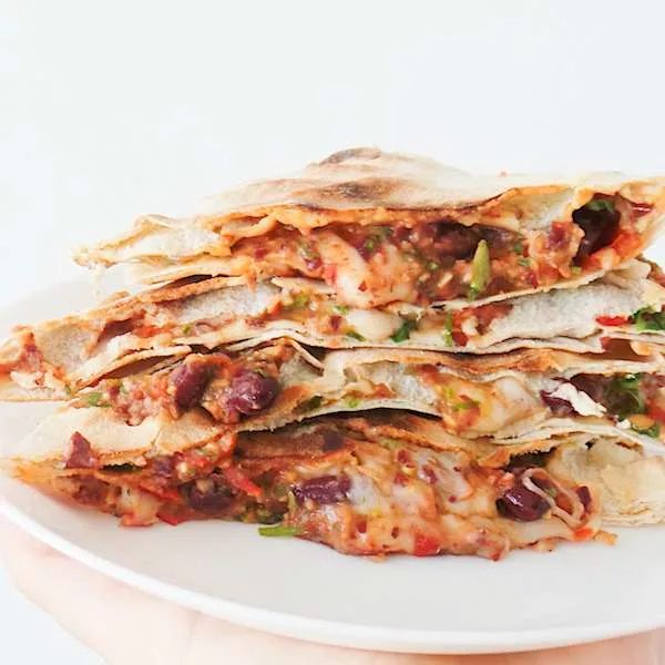 Healthy vegetarian quesadilla recipe with beans! The filling for this simple recipe is beans, vegetables, spices and some cheese!…