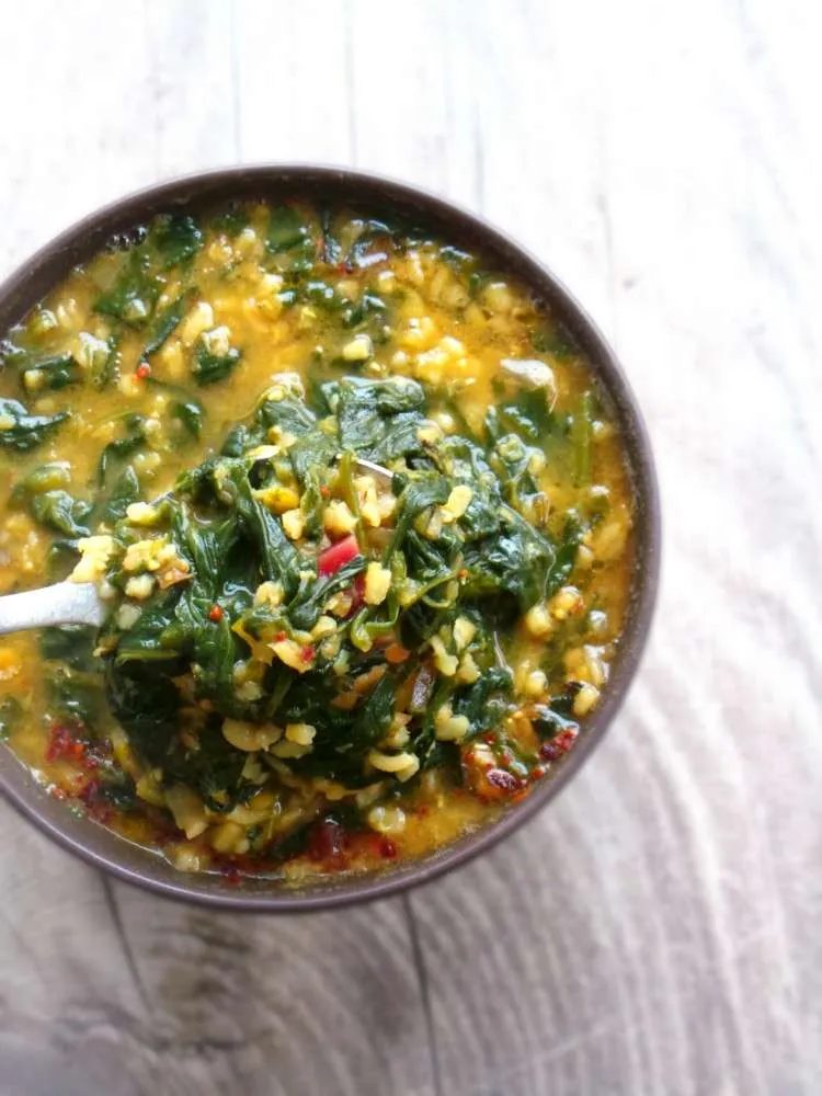 Warming bulgur, red lentil and spinach soup