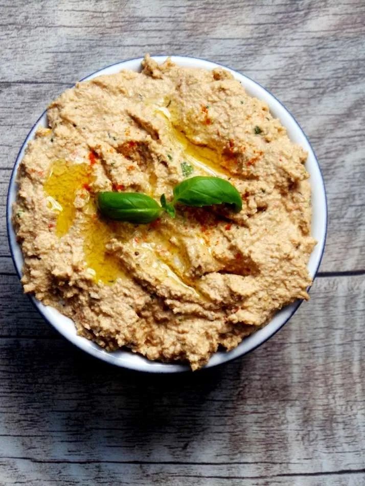 Spicy vegan cream cheese - tasty low-carb vegan recipe that is paleo and gluten-free.