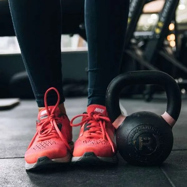 15-minute leg workout that you can do at home! The moves in this exercise routine will tone your legs and butt, there are some lunges, some…