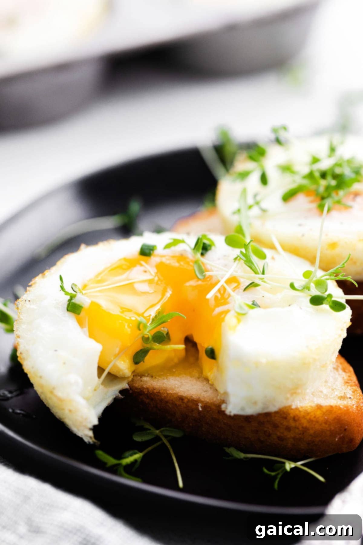 Baked egg on bread with runny yolk. baked egg with runny yolk on toast with chives