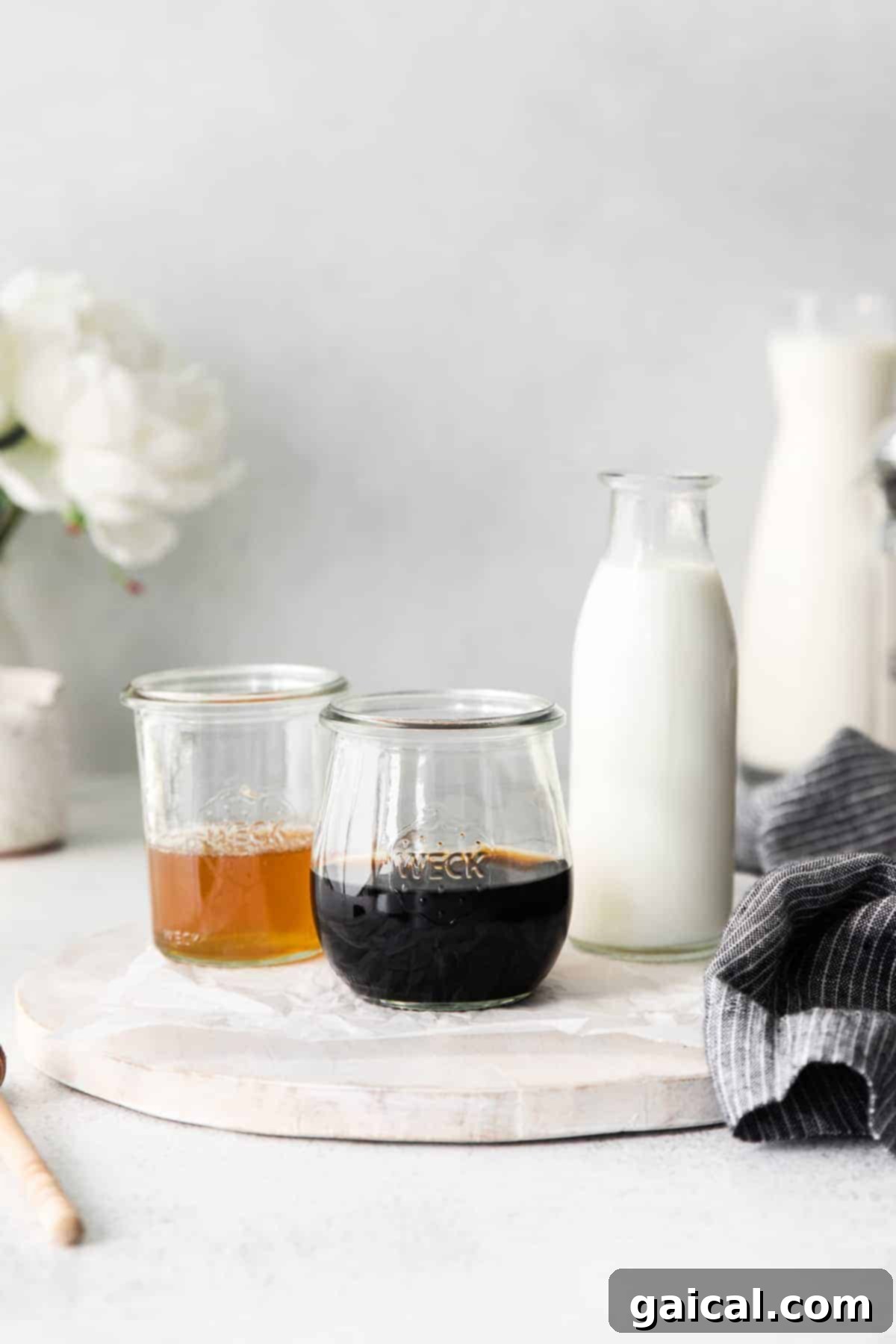 The simple, high-quality ingredients that make a perfect miel. All the essential ingredients for a homemade miel latte, neatly arranged in small weck jars, showcasing their freshness and quality.