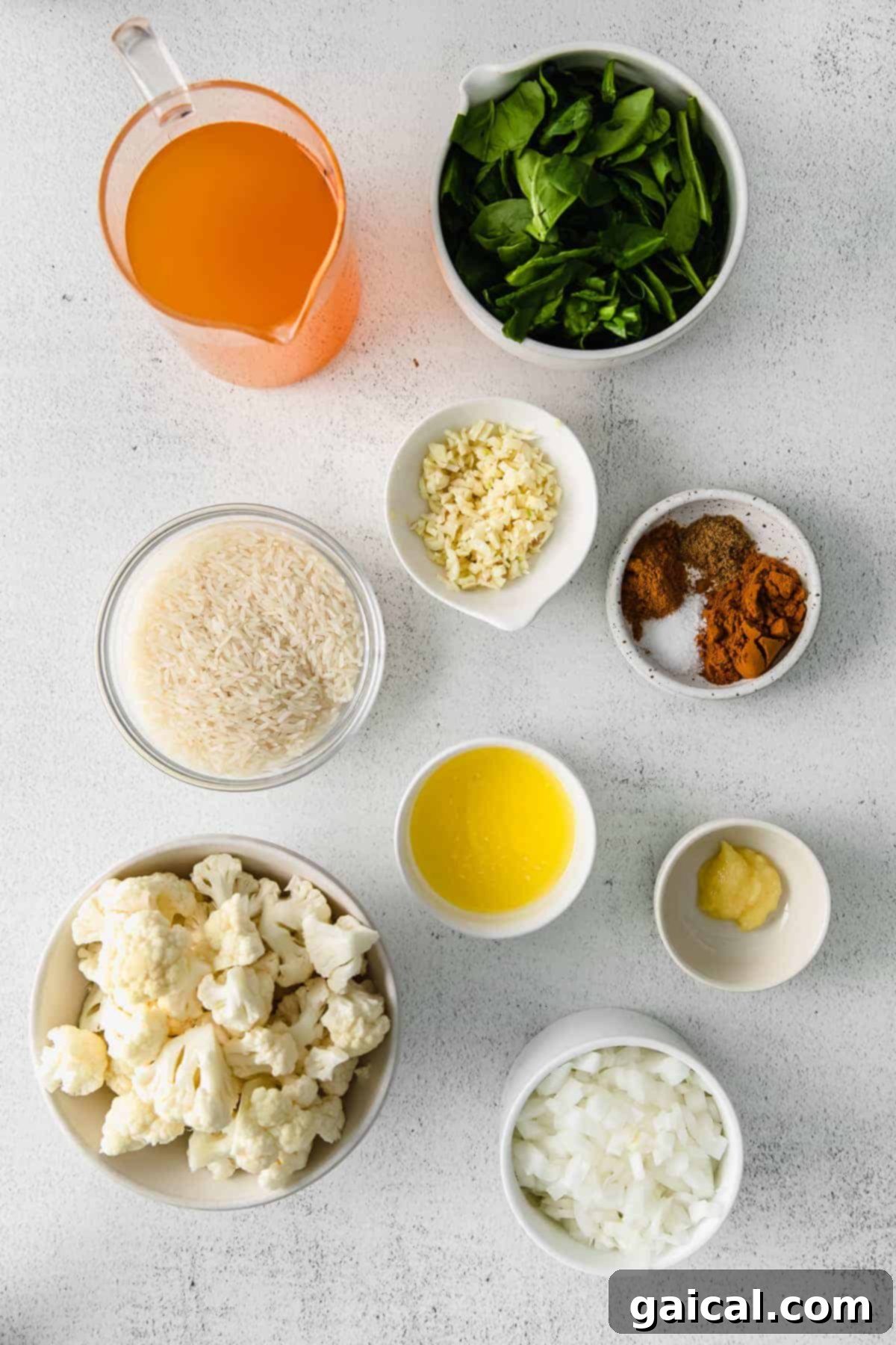 Tek Tencere Marine Nohutlu Sarı Pilav 3 All the fresh ingredients for one pot yellow rice in small bowls, including chickpeas, spices, herbs, and vegetables.