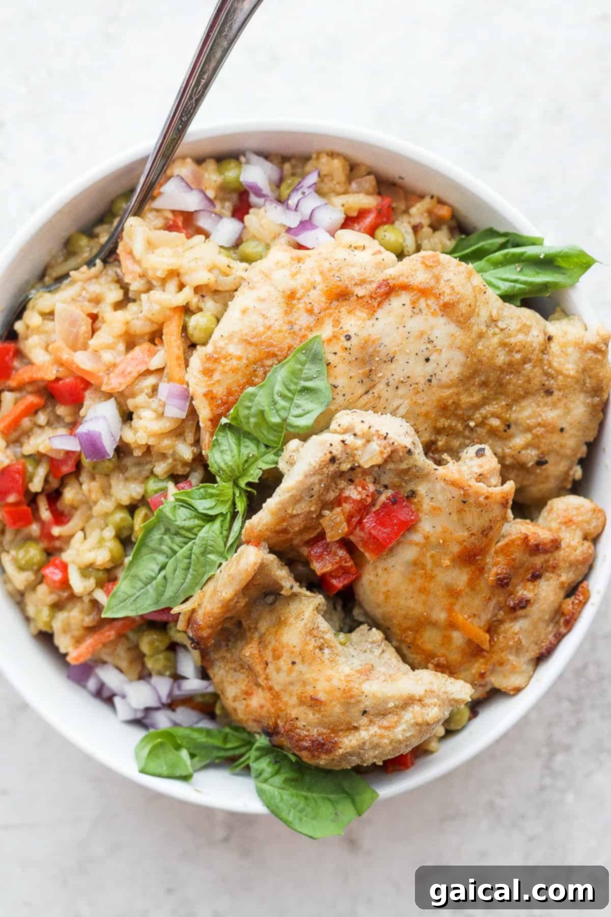 One-Pot Green Curry Chicken and Rice: A Healthy & Flavorful Meal Delicious one-pot green curry chicken and rice served on a plate with fresh herbs, showcasing vibrant colors and tender chicken.
