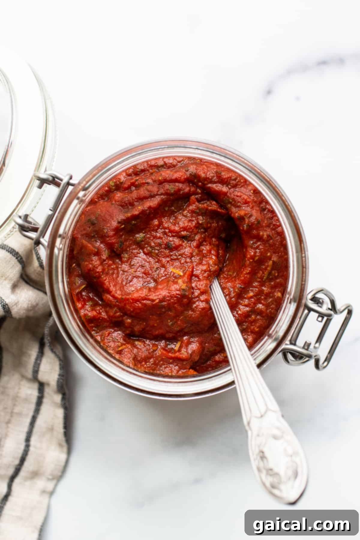 Easy Homemade Pizza Sauce: Your 5-Minute Recipe Homemade pizza sauce in a glass jar, ready to be used.