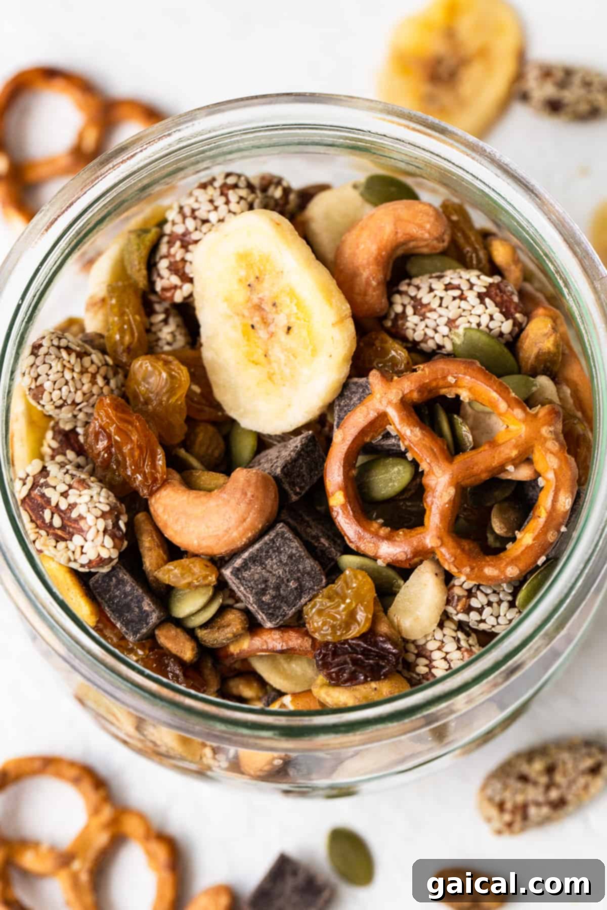 This healthy homemade trail mix is the perfect snack to satisfy all your sweet and salty cravings. Homemade trail mix in a jar.