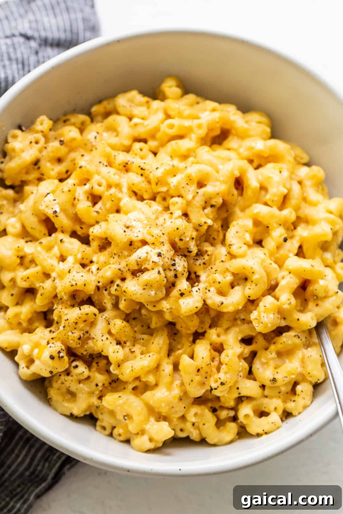 Protein-Powered Instant Pot Mac 6 A large serving bowl filled with creamy Instant Pot Protein Mac and Cheese, ready to be dished out.
