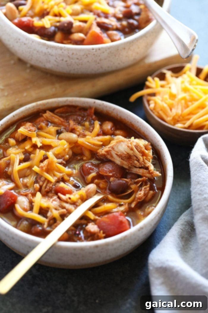 Easy and Flavorful Crockpot Chicken Chili: A wholesome meal packed with protein and fiber. Hearty Crockpot Chicken Chili served in a rustic bowl, garnished with fresh cilantro and a dollop of sour cream, ready to enjoy.