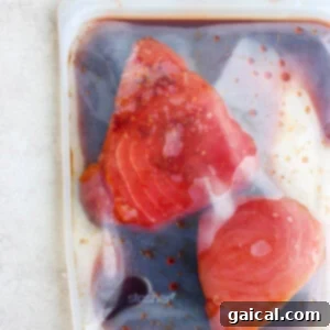 Marinating tuna in marinade.