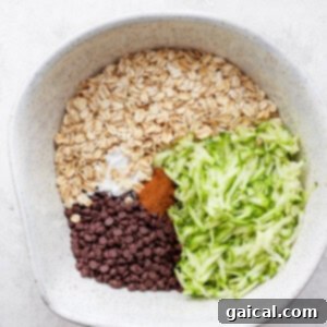 Havre, quinoa, havrekli og strimlet kål i en bolle.